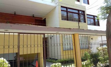 Tipo casita vista a calle con cochera vendo amplio departamento en Los Almendros La Molina. Vende SILVIA LARA REALTY