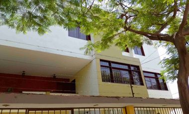 Tipo casita vista a calle con cochera vendo amplio departamento en Los Almendros La Molina. Vende SILVIA LARA REALTY