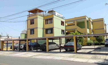 Tipo casita vista a calle con cochera vendo amplio departamento en Los Almendros La Molina. Vende SILVIA LARA REALTY