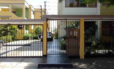 Tipo casita vista a calle con cochera vendo amplio departamento en Los Almendros La Molina. Vende SILVIA LARA REALTY