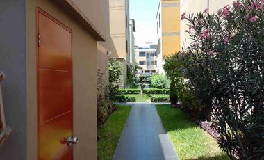 Tipo casita vista a calle con cochera vendo amplio departamento en Los Almendros La Molina. Vende SILVIA LARA REALTY