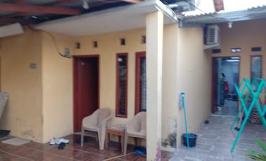 Rumah depan Lapangan