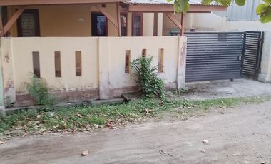 Rumah depan Lapangan