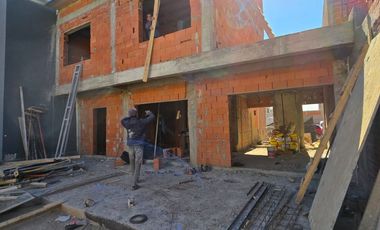 VENDO CASA EN RINCON DEL RIO EN POZO   - NEUQUEN CAPITAL