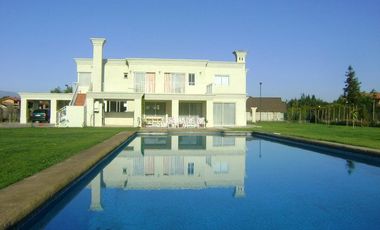 Polo Rayen, maravillosa casa  de 2 pisos en parcela en condominio seguro Colina, excelentes servicios