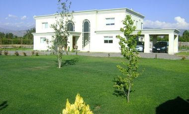 Polo Rayen, maravillosa casa  de 2 pisos en parcela en condominio seguro Colina, excelentes servicios