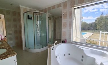 Polo Rayen, maravillosa casa  de 2 pisos en parcela en condominio seguro Colina, excelentes servicios