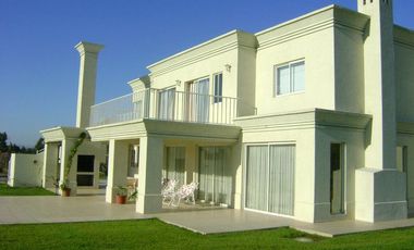 Polo Rayen, maravillosa casa  de 2 pisos en parcela en condominio seguro Colina, excelentes servicios