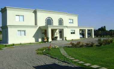 Polo Rayen, maravillosa casa  de 2 pisos en parcela en condominio seguro Colina, excelentes servicios