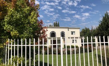 Polo Rayen, maravillosa casa  de 2 pisos en parcela en condominio seguro Colina, excelentes servicios