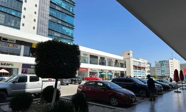 Venta de oficina de 80 m2 con terraza dentro de Plaza comercial 