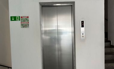 Venta de oficina de 80 m2 con terraza dentro de Plaza comercial 