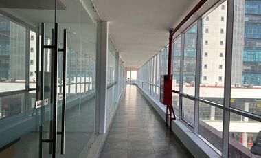 Venta de oficina de 80 m2 con terraza dentro de Plaza comercial 