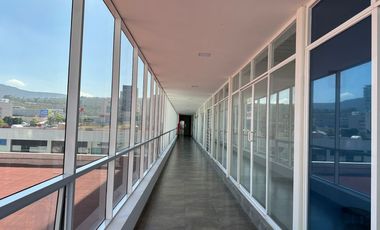 Venta de oficina de 80 m2 con terraza dentro de Plaza comercial 