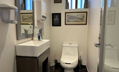 Venta de oficina de 80 m2 con terraza dentro de Plaza comercial 