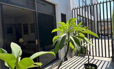 Venta de oficina de 80 m2 con terraza dentro de Plaza comercial 