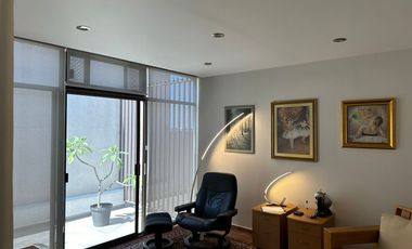 Venta de oficina de 80 m2 con terraza dentro de Plaza comercial 