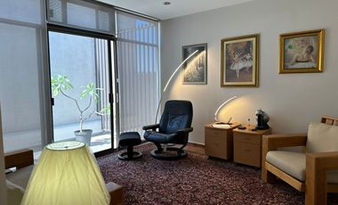 Venta de oficina de 80 m2 con terraza dentro de Plaza comercial 