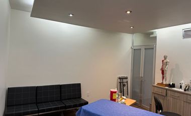 Venta de oficina de 80 m2 con terraza dentro de Plaza comercial 