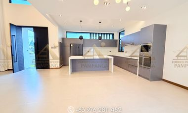 𝐋𝐔𝐗𝐔𝐑𝐈𝐎𝐔𝐒 𝐌𝐎𝐃𝐄𝐑𝐍 𝐂𝐎𝐑𝐍𝐄𝐑 𝐁𝐔𝐍𝐆𝐀𝐋𝐎𝐖 𝐖𝐈𝐓𝐇 𝐏𝐎𝐎𝐋 𝐅𝐎𝐑 𝐒𝐀𝐋𝐄