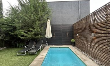 Casa premium en venta en Punta Nogales Huechuraba con piscina y terrazas
