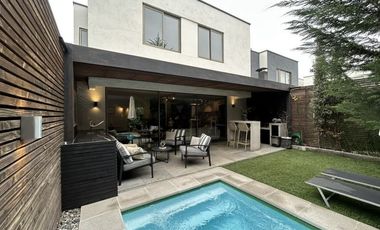 Casa premium en venta en Punta Nogales Huechuraba con piscina y terrazas