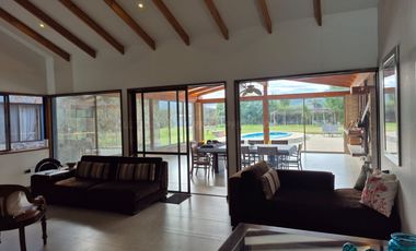 Exclusiva Parcela con 3 Casas, Piscina y Amplias Áreas Verdes en La Cruz – 5.060 m² de Terreno