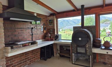 Exclusiva Parcela con 3 Casas, Piscina y Amplias Áreas Verdes en La Cruz – 5.060 m² de Terreno