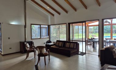 Exclusiva Parcela con 3 Casas, Piscina y Amplias Áreas Verdes en La Cruz – 5.060 m² de Terreno