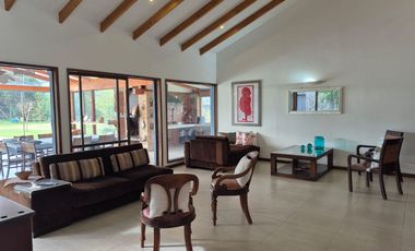 Exclusiva Parcela con 3 Casas, Piscina y Amplias Áreas Verdes en La Cruz – 5.060 m² de Terreno