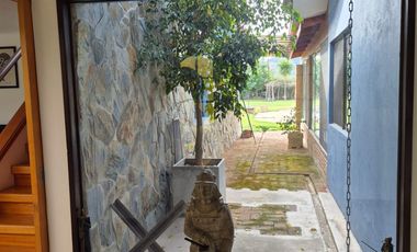 Exclusiva Parcela con 3 Casas, Piscina y Amplias Áreas Verdes en La Cruz – 5.060 m² de Terreno