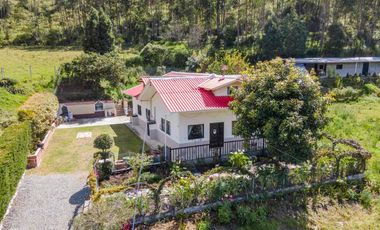 hermosa casa en venta con amplio terreno o área verde ubicada a 10 min de Ricaurte vía a deleg