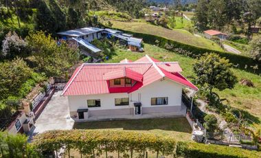 hermosa casa en venta con amplio terreno o área verde ubicada a 10 min de Ricaurte vía a deleg