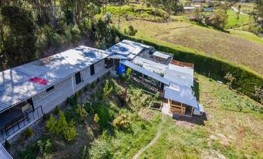 hermosa casa en venta con amplio terreno o área verde ubicada a 10 min de Ricaurte vía a deleg