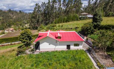 hermosa casa en venta con amplio terreno o área verde ubicada a 10 min de Ricaurte vía a deleg