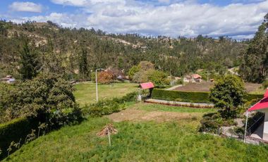 hermosa casa en venta con amplio terreno o área verde ubicada a 10 min de Ricaurte vía a deleg