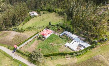 hermosa casa en venta con amplio terreno o área verde ubicada a 10 min de Ricaurte vía a deleg
