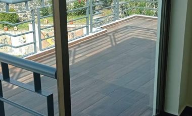 AMPLIA, ILUMINADA CON TERRAZA Y BALCONES, CONJUNTO DE 3 CASAS