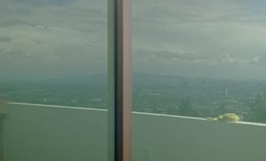 AMPLIA, ILUMINADA CON TERRAZA Y BALCONES, CONJUNTO DE 3 CASAS