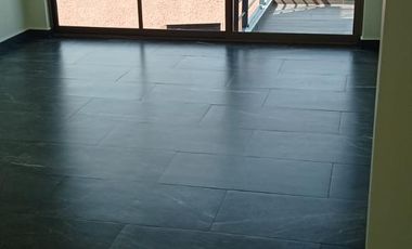 AMPLIA, ILUMINADA CON TERRAZA Y BALCONES, CONJUNTO DE 3 CASAS