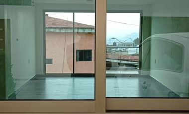 AMPLIA, ILUMINADA CON TERRAZA Y BALCONES, CONJUNTO DE 3 CASAS