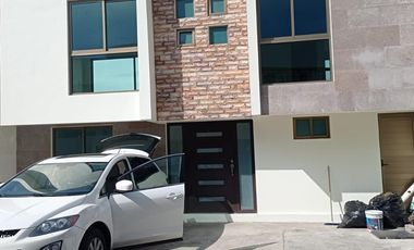 AMPLIA, ILUMINADA CON TERRAZA Y BALCONES, CONJUNTO DE 3 CASAS