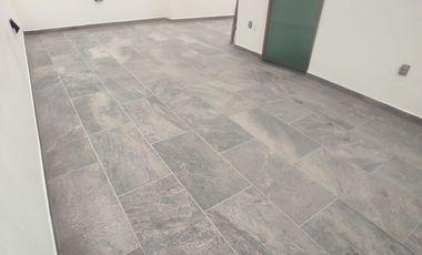 AMPLIA, ILUMINADA CON TERRAZA Y BALCONES, CONJUNTO DE 3 CASAS