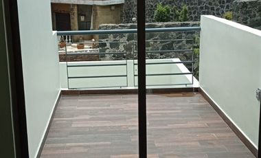 AMPLIA, ILUMINADA CON TERRAZA Y BALCONES, CONJUNTO DE 3 CASAS