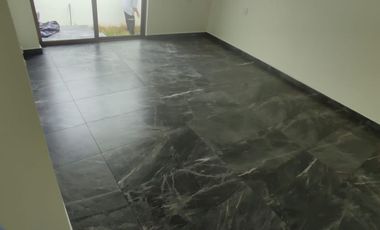 AMPLIA, ILUMINADA CON TERRAZA Y BALCONES, CONJUNTO DE 3 CASAS