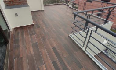 AMPLIA, ILUMINADA CON TERRAZA Y BALCONES, CONJUNTO DE 3 CASAS