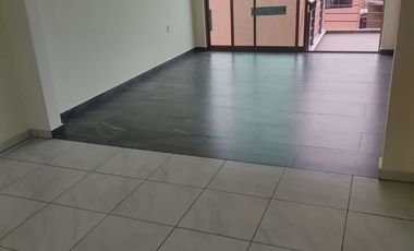 AMPLIA, ILUMINADA CON TERRAZA Y BALCONES, CONJUNTO DE 3 CASAS