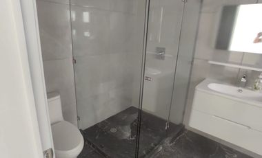 AMPLIA, ILUMINADA CON TERRAZA Y BALCONES, CONJUNTO DE 3 CASAS