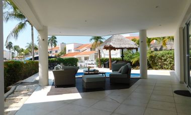 Casa en renta amueblada en isla dorada zona hotelera; Cancún Q. Roo