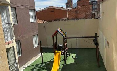 vendo apartamento en buenos aires parte baja de 2 alcobas con parqueaderos comunes